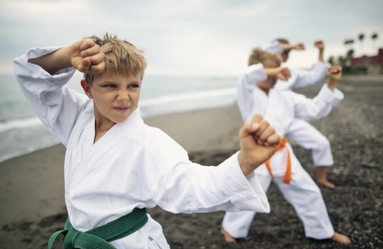 Dzieci ćwiczące karate
