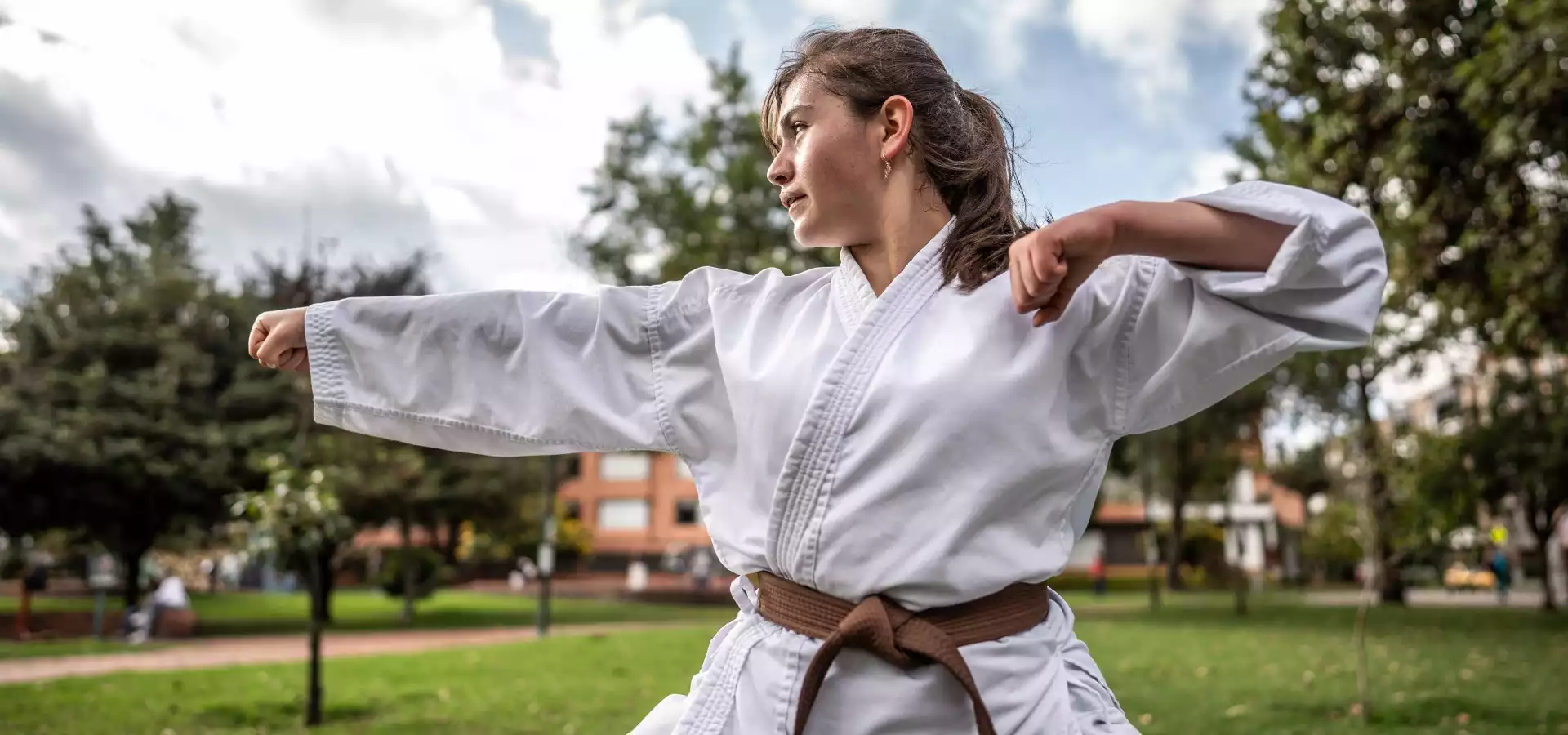 Kobieta ćwicząca karate