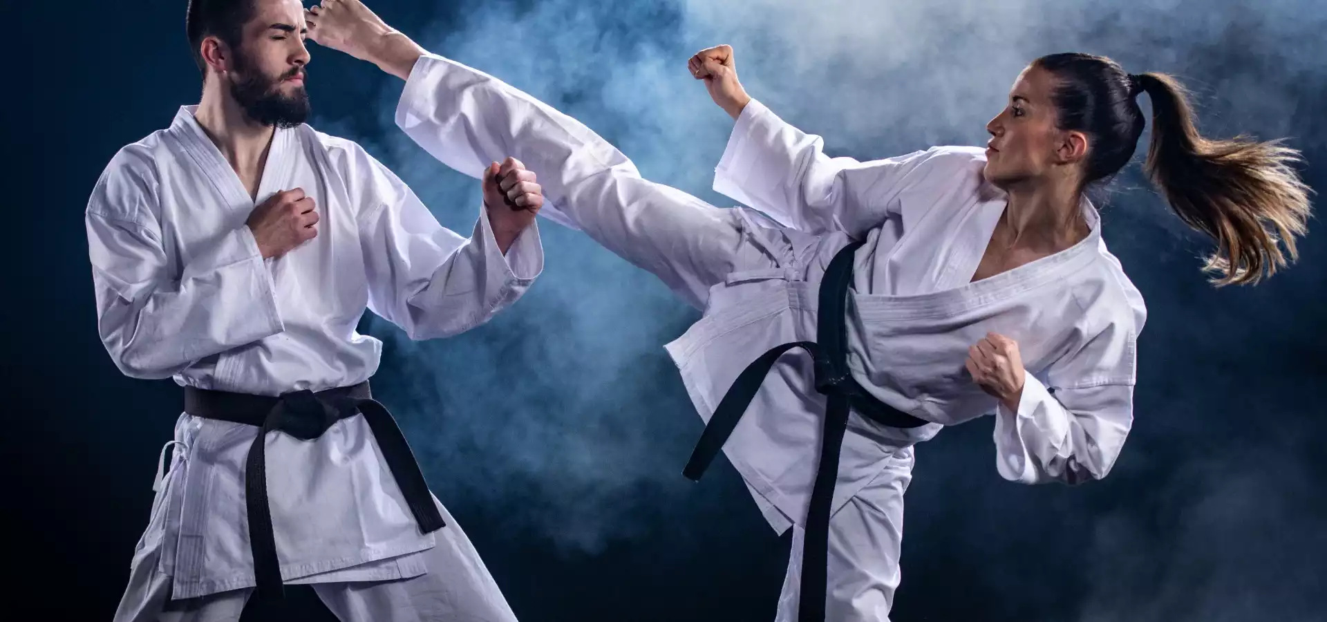 Walka kobiety i mężczyzny w karate