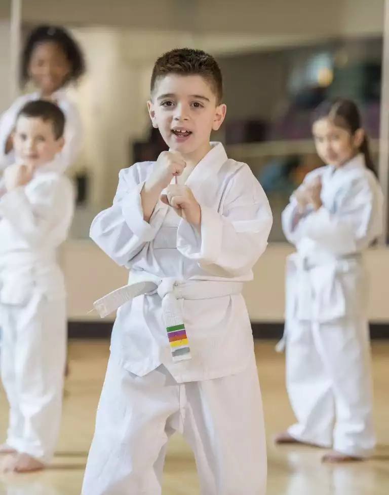 Dzieci uczące się karate