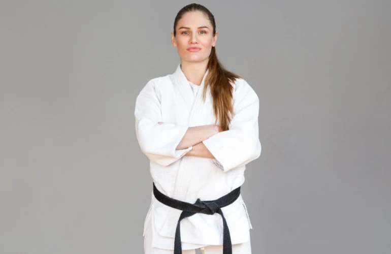 Kobieta z czarnym pasem karate